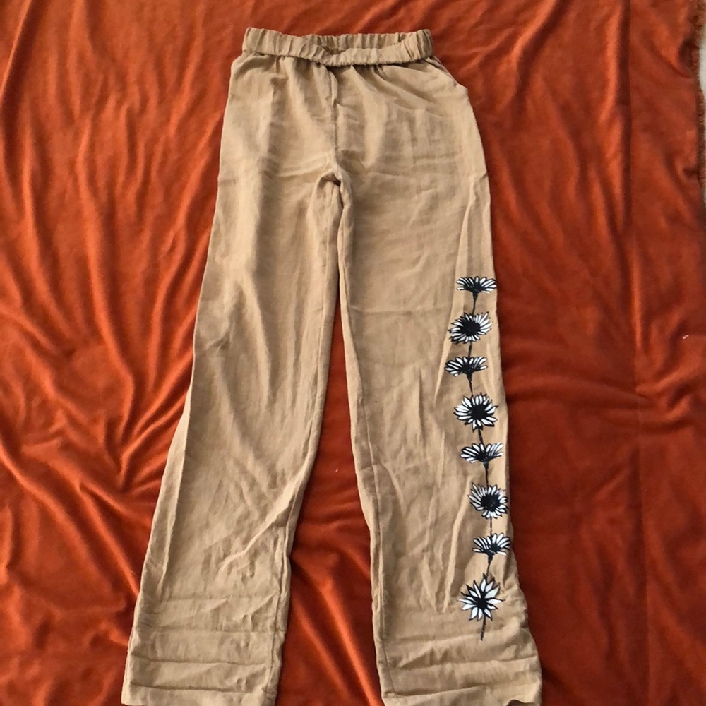 Linen high-waist pants painted floral design left leg, pockets